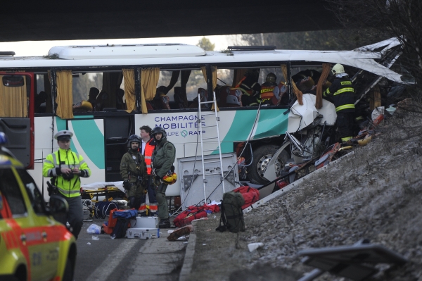 Ve francouzském autobuse, který 8. dubna ráno havaroval u sjezdu z dálnice D5 u Rokycan, zemřela jedna školačka. 