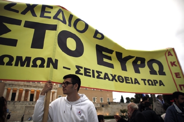 Snižování důchodů a mezd a zvyšování daní nadále vyhání Řeky do ulic. Snižování důchodů a mezd a zvyšování daní nadále vyhání Řeky do ulic.
