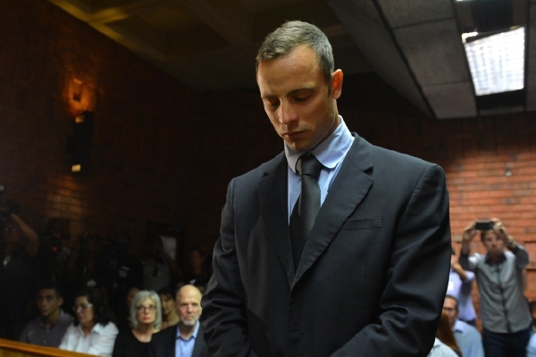 Handicapovaný atlet Oscar Pistorius je obžalovaný z vraždy.