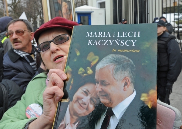 Mnoho Poláků je i přes nedostatek důkazů přesvědčeno, že pád letadla u Smolenska byl výsledkem atentátu. Mnoho Poláků je i přes nedostatek důkazů přesvědčeno, že pád letadla u Smolenska byl výsledkem atentátu.