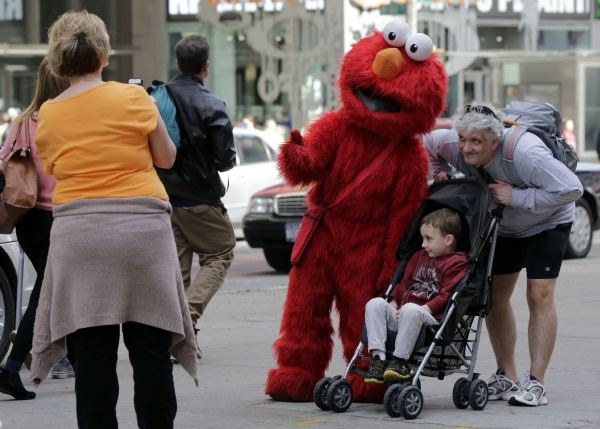 Elmo, postavička ze Sezame, otevři se, nadával turistům.