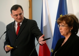 Premiér Petr Nečas a ministryně práce a sociálních věcí Ludmila Müllerová.