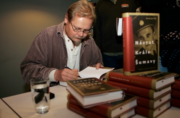 Autor románu David Jan Žák. Autor románu David Jan Žák.