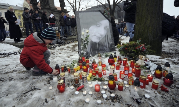K uctění památky zavražděné dívky se 5. dubna v Jihlavě sešla více než tisícovka lidí. K uctění památky zavražděné dívky se 5. dubna v Jihlavě sešla více než tisícovka lidí.