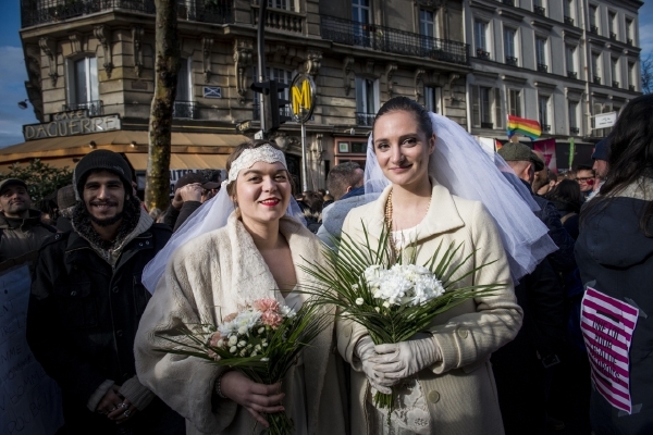 Homosexuálkové slaví. Francouzští zákonodárci povolili uzavírání homosexuálních sňatků v zemi.