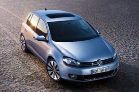 Na škodovky sice nestačí, ale drží se v těsném závěsu - VW Golf.