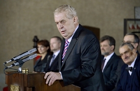 Prezident Miloš Zeman a ministr zahraničí Karel Schwarzenberg jsou stále na kordy.