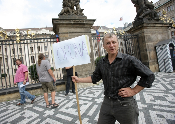 Zadrženým mužem je prý aktivista a mluvčí iniciativy Slávek Popelka. Zadrženým mužem je prý aktivista a mluvčí iniciativy Slávek Popelka.
