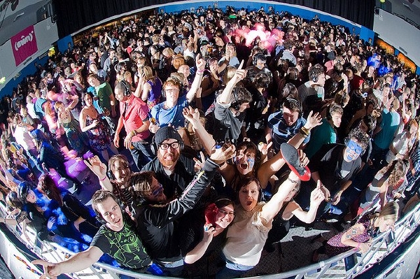 DJs Rádia 1 opět lákají na sluchátkovou silent party.