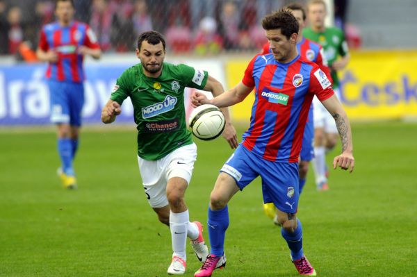 Plzeňský Martin Fillo (vpravo) v souboji s Lubošem Loučkou z Jablonce.