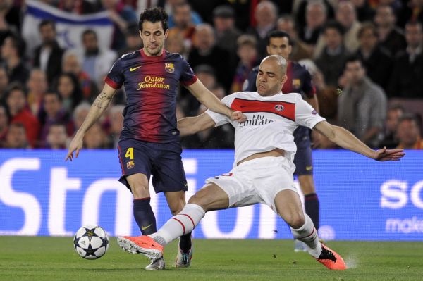 Cesc Fabregas z Barcelony (vlevo) v souboji se stoperem PSG Alexem.