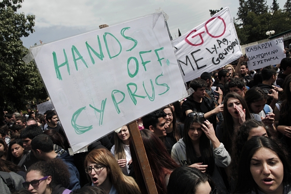 Koncem března demonstrovali kyperští studenti proti záchrannému balíčku. Koncem března demonstrovali kyperští studenti proti záchrannému balíčku.