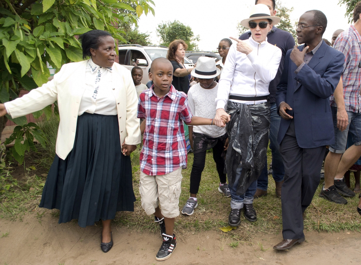Malawi kritizuje popovou zpěvačku Madonnu za to, že při své cestě do země minulý týden požadovala mimořádné zacházení.