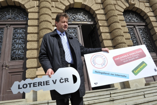 Výkonný ředitel Sdružení provozovatelů centrálních loterijních systémů Petr Vrzáň symbolicky vložil po vyhlášení Ústavního soudu klíč do obálky. Výkonný ředitel Sdružení provozovatelů centrálních loterijních systémů Petr Vrzáň symbolicky vložil po vyhlášení Ústavního soudu klíč do obálky.