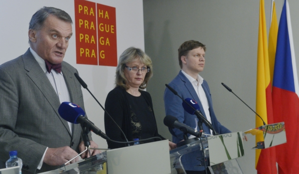 Zleva: pražský primátor Bohuslav Svoboda, radní Eva Vorlíčková a náměstek primátora Tomáš Hudeček.