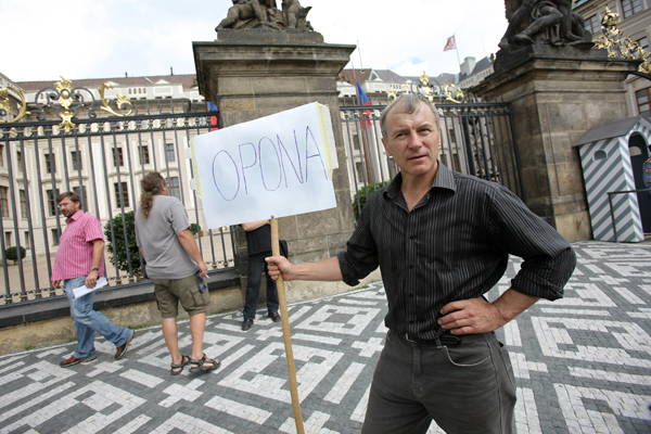 Demonstrant Slávek Popelka tvrdí, že proti němu policie zasáhla nepřiměřeně. 