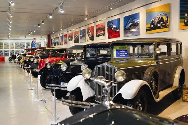 Více než stovka veteránů čeká na své obdivovatele. Více než stovka veteránů čeká na své obdivovatele.