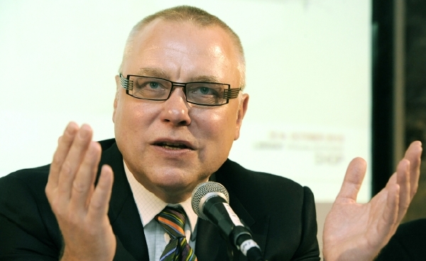 Zdeněk Bakala kupuje Centrum Holdings.