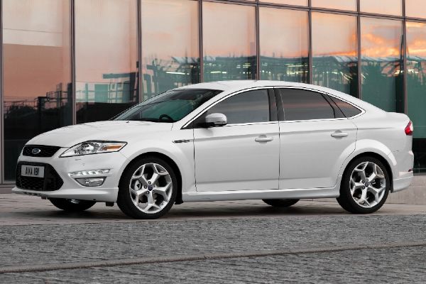 Ford Mondeo je úspornější a má bohatší výbavu. 