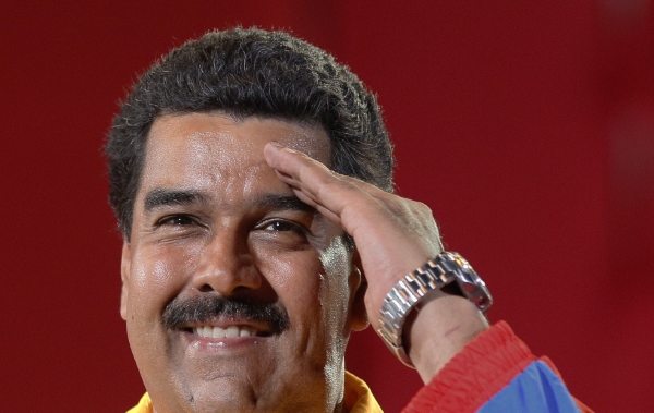 Učedník Maduro napodobuje pozdrav svého mistra. 