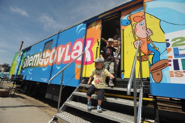 Kinematovlak je v podstatě kino na kolejích. Kinematovlak je v podstatě kino na kolejích.