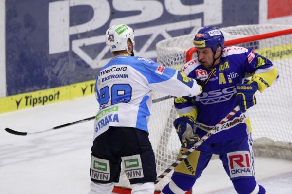 Souboj veteránů. Plzeňský Martin Straka (vlevo) a zlínský Martin Hamrlík.
