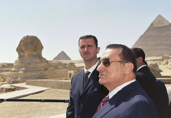 Egyptský exprezident Husní Mubarak (v popředí).