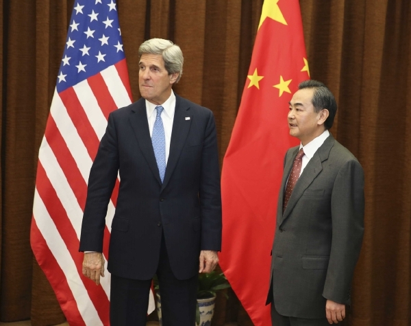 Americký ministr zahraničí John Kerry se sešel s čínským ministrem zahraničí Wangem Yi.
