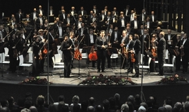Symfonický orchestr hlavního města Prahy FOK s dirigentem Alanem Buribajevem (uprostřed).