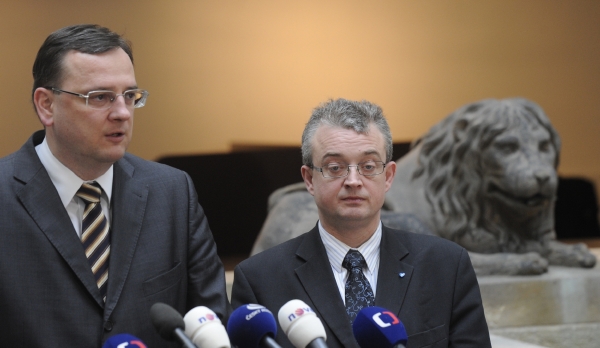 Premiér Petr Nečas (vlevo) a předseda poslaneckého klubu ODS Marek Benda.