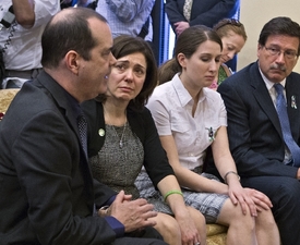 Pozůstalí po obětech newtownské střelby, Francine Wheelerová je druhá zleva.