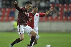 Václav Kadlec (vlevo) v souboji s Davidem Hubáčkem.