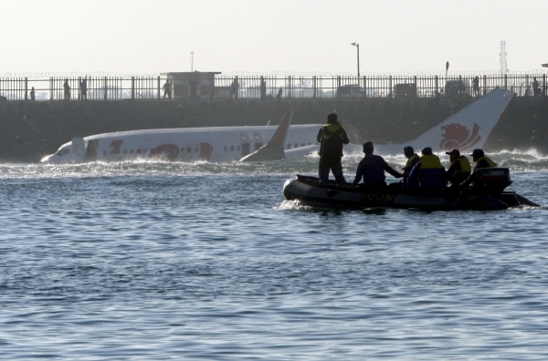 Letoun Lion Air spadl do moře před ranvejí, příčina se vyšetřuje. Letoun Lion Air spadl do moře před ranvejí, příčina se vyšetřuje.