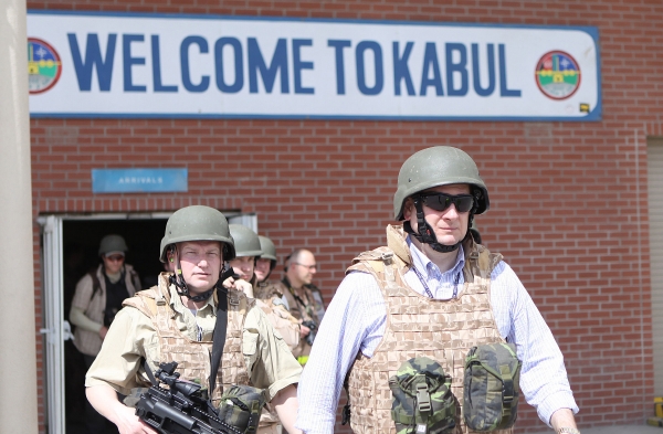 Premiér Petr Nečas o víkendu navštívil Afghánistán. Premiér Petr Nečas o víkendu navštívil Afghánistán.