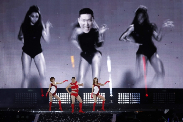 PSY se nechal při koncertu Happening zřejmě inspirovat Beyoncé.