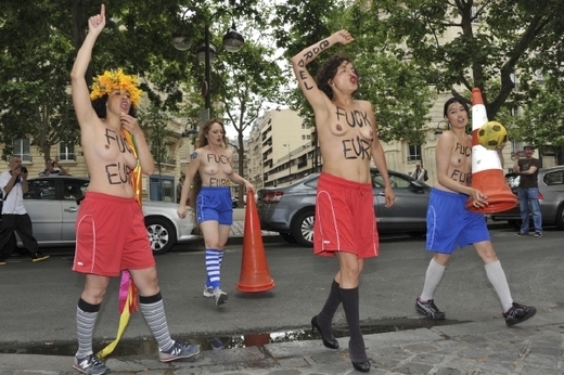 Femen na Ukrajině. Ukrajinky nejsou prostitutky, protestovaly před fotbalovým šampionátem. Femen na Ukrajině. Ukrajinky nejsou prostitutky, protestovaly před fotbalovým šampionátem.
