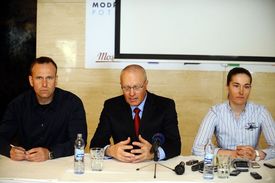 Zleva kondiční trenér Antonín Strach, trenér Pavel Šťastný a lyžařka Šárka Záhrobská.