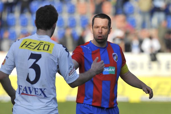 Pavel Horváth se zdraví s Lukášem Kubáněm ze Slovácka.