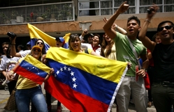 Venezuelané podporující Caprilese před velvyslanectvím v Mexiko City.