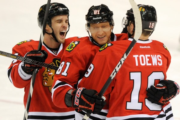 Hokejisté Chicaga se přiblížili vítězství v základní části NHL, když v nedělním utkání vyhráli na ledě St. Louis 2:0 a znovu navýšili náskok před druhým Pittsburghem na rozdíl čtyř bodů. 
