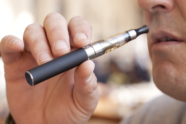 E-cigarety jsou v módě. O jejich menším zdravotním dopadu však lékaři stále spekulují. E-cigarety jsou v módě. O jejich menším zdravotním dopadu však lékaři stále spekulují.