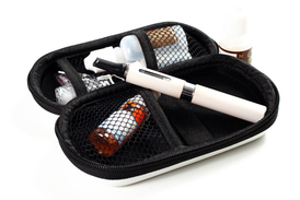 Elektronické cigarety jsou v módě. Řada lidí si je kupuje jako alternativu ke klasickým cigaretám. Elektronické cigarety jsou v módě. Řada lidí si je kupuje jako alternativu ke klasickým cigaretám.