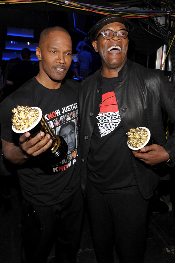 Herci Jamie Foxx (vpravo) a Samuel L. Jackson v dobré náladě. Sošky, které televize MTV letos udělovala, vypadaly jinak než v předchozích letech. Šlo o pozlacený kelímek s popcornem. Herci Jamie Foxx (vpravo) a Samuel L. Jackson v dobré náladě. Sošky, které televize MTV letos udělovala, vypadaly jinak než v předchozích letech. Šlo o pozlacený kelímek s popcornem.