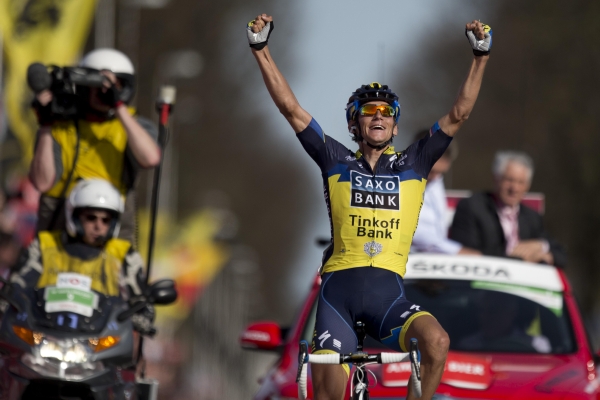 Roman Kreuziger projíždí jako první cílem Amstelu. Roman Kreuziger projíždí jako první cílem Amstelu.