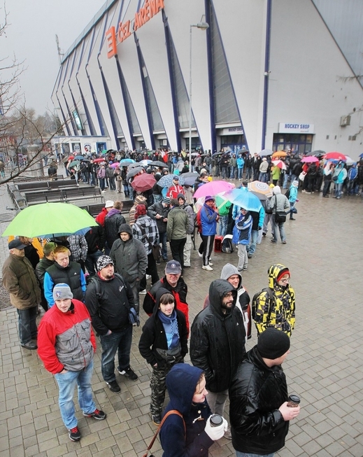 Dostat se na finále může být poměrně těžký úkol, pokud nejste majitelem sezonní permanentky. V Plzni tak musely stovky fanoušků stát ve frontě na lístky dlouhé hodiny v nevlídném počasí. Na mnohé se ani nedostalo.
