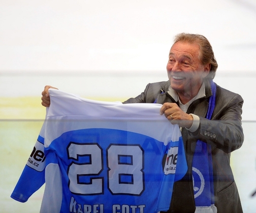 Souboj o titul si nenechaly ujít ani české celebrity. Modrobílým hokejistům drží palce mimo jiné zpěvák Karel Gott. (Foto: Profimedia)