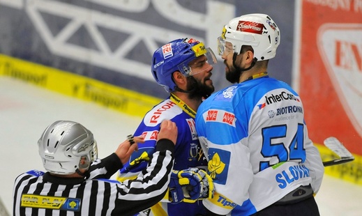 Vypjatá atmosféra se často přenesla i na hlavní aktéry extraligového finále. Své o tom ví Zdeněk Okál ze Zlína (vlevo) a plzeňský Tomáš Slovák. Rozhodčí měl plné ruce práce. (Foto: ČTK)