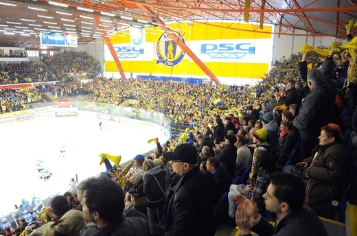 Ani ve ticho Zlíně rozhodně nebylo. V tradičním stadionu Luďka Čajky, kde se hraje hokej už od roku 1957, žene své příznivce rozlehlý kotel, který v rohu haly působí jako hučící sršní hnízdo. (Foto: Profimedia)
