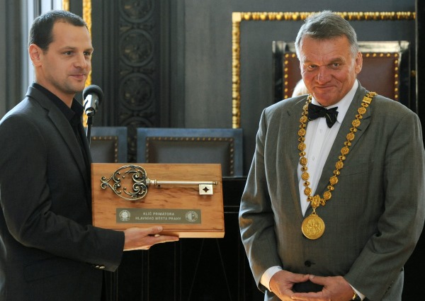 Kapitán Sparty Marek Matějovský přezval od primátora Bohuslava Svobody klíč od Prahy.