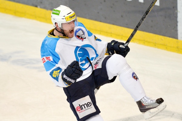 Hokejový útočník Tomáš Vlasák ještě nikdy neměl tak blízko k extraligovému titulu jako letos. Hokejový útočník Tomáš Vlasák ještě nikdy neměl tak blízko k extraligovému titulu jako letos.